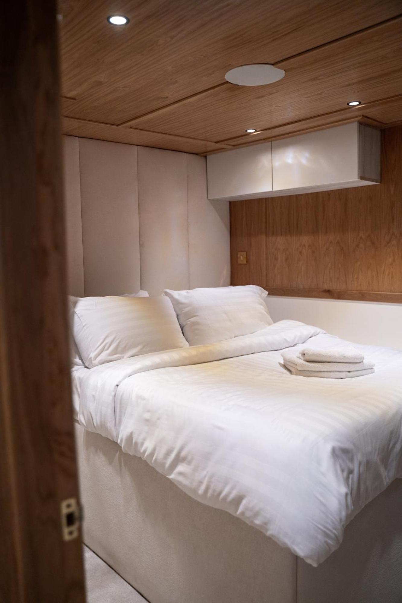 Botel Lady Petra 2 Bedroom Luxury Barge Liverpool