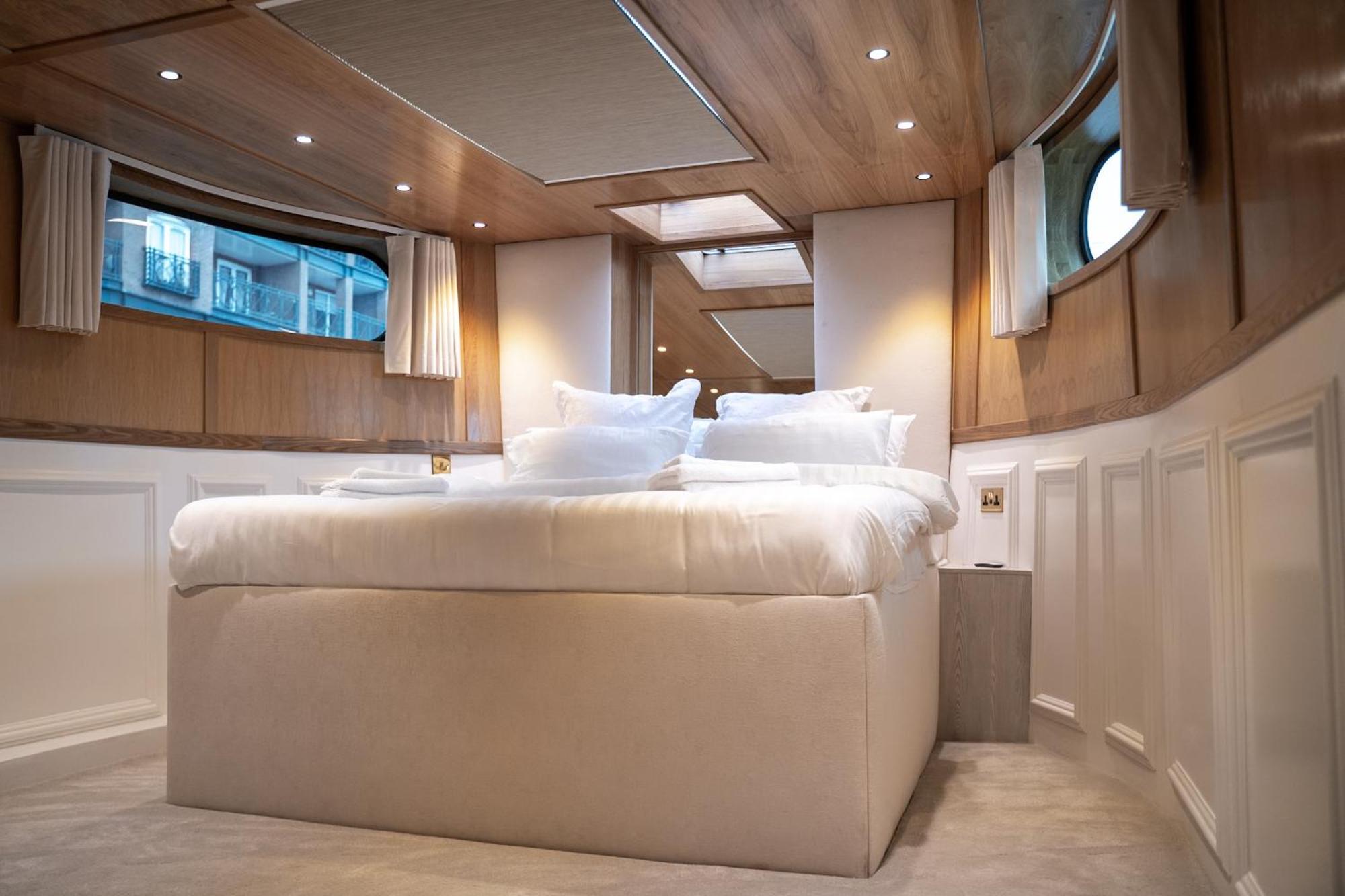 Lady Petra 2 Bedroom Luxury Barge Botel *