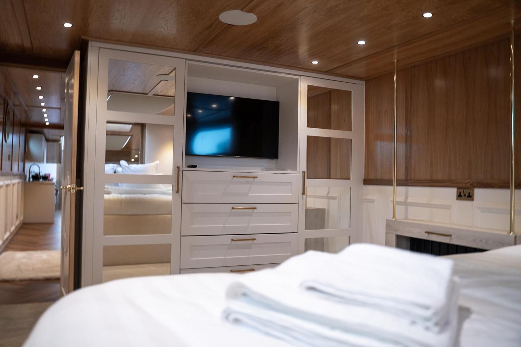 Lady Petra 2 Bedroom Luxury Barge Liverpool